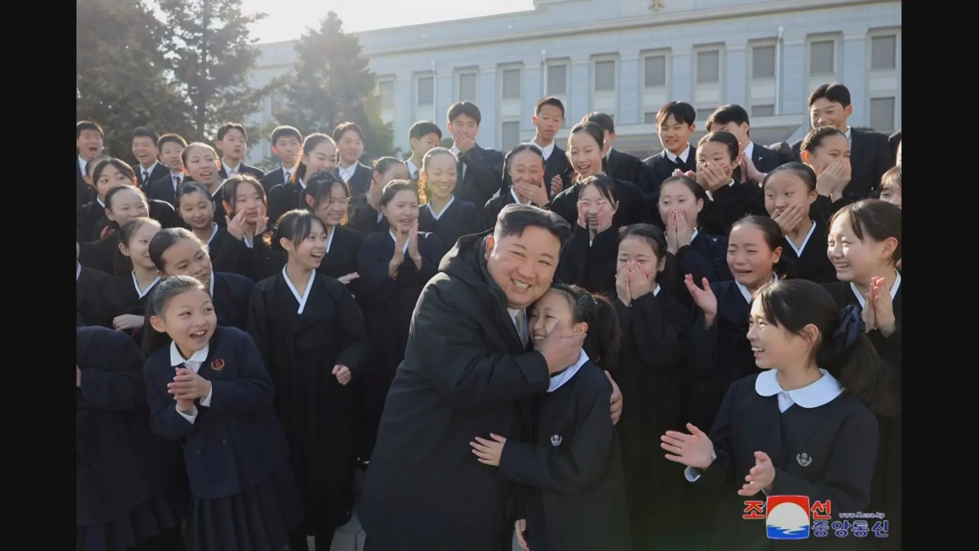 金正恩総書記が日本の朝鮮学校の生徒らと記念撮影　新年の祝賀公演のために訪朝