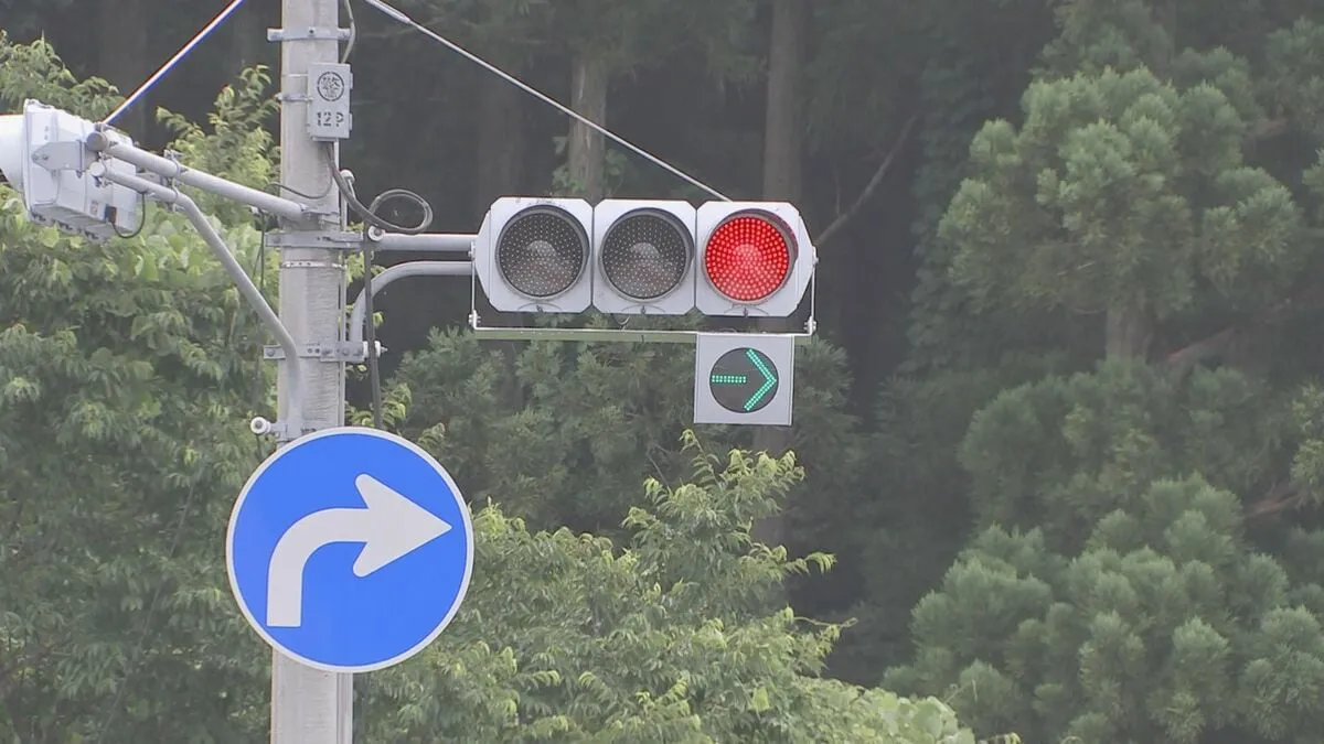 東北自動車道の黒磯板室ICに「信号機の右折矢印」と標識を新たに設置　4月の事故の原因となった逆走車の進入を防ぐ目的