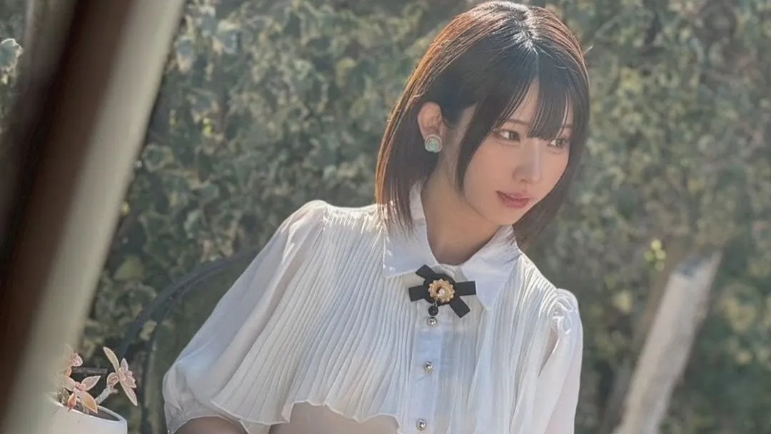 【えなこ】「おはようですわ」白のブラウスで淑女のあいさつ　フォロワー返答「うるわしゅうですわ」などで「ですわ」が渋滞