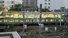 【速報】JR東海道線の車内でスプレー噴射か　10人ほどが目や喉の痛み訴え　横浜駅－品川駅の上りで運転見合わせ　JR川崎駅に救急や消防の車両が多数出動