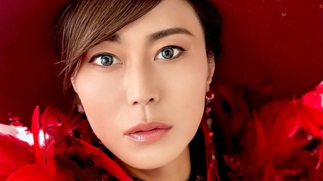 【 氷川きよし 】「暑いです」全身真っ赤な “熱い” 衣装で暑中お見舞い「お身体に気をつけて」【 KIINA. 】