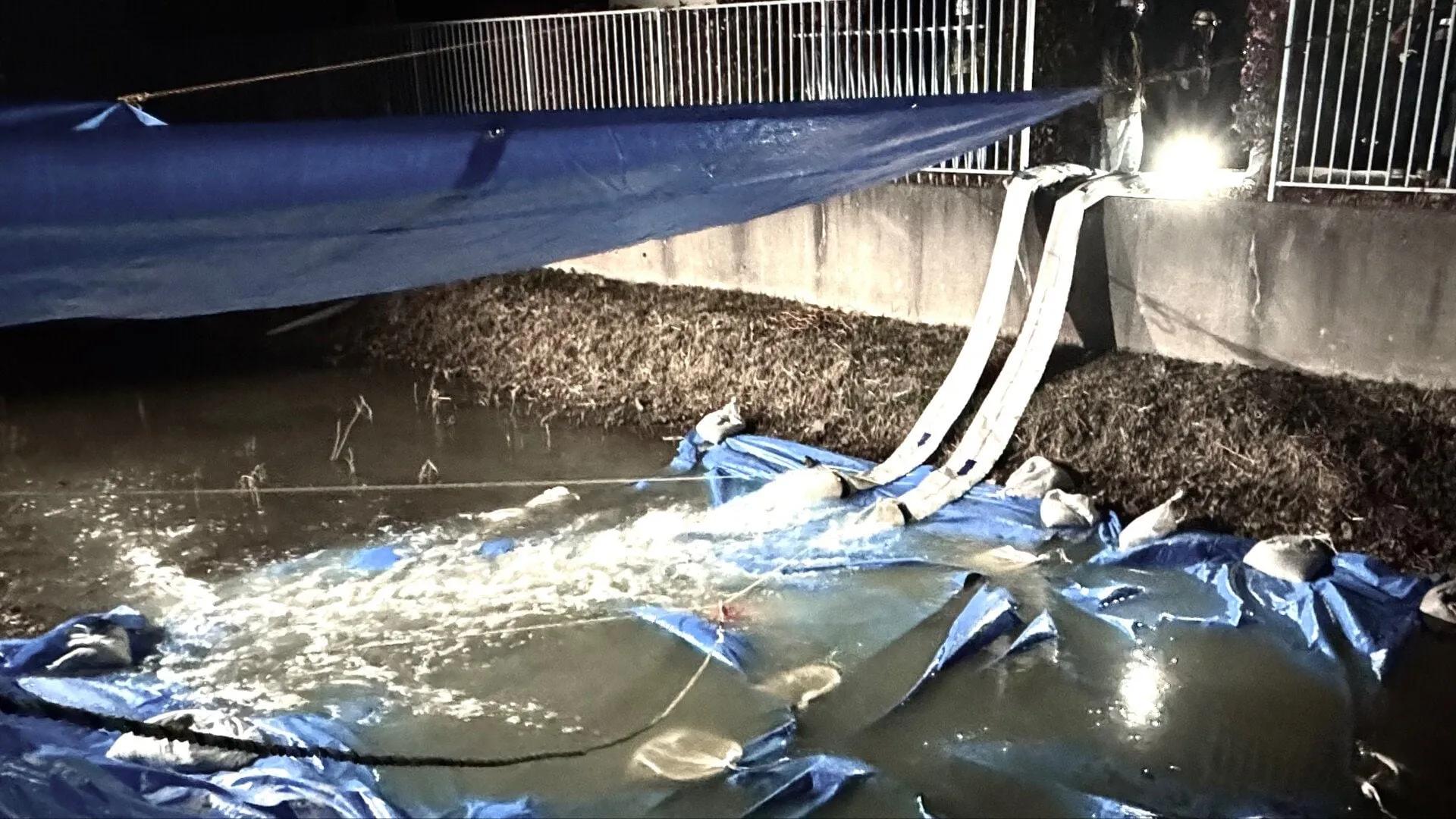 【速報】埼玉県八潮市の道路陥没事故　新方川へ汚水の緊急放流開始　県「飲み水への影響はない」