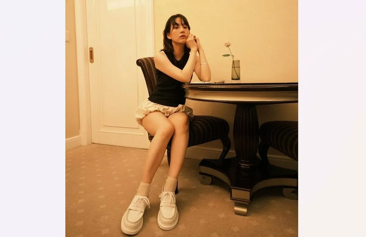 【 のん 】 「私服です」　夏の思い出を彩る　シンプルなモノトーンスタイルを披露