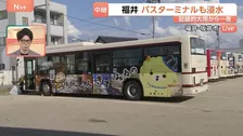 記録的大雨から一夜　バスターミナルも浸水し運休続く　暑い中での復旧作業　地元サッカー部生徒・先生らがごみ撤去のボランティア活動