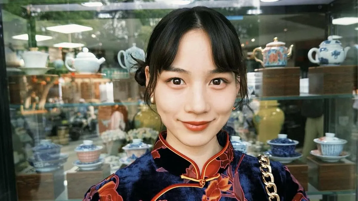 【 のん 】 チャイナドレス姿を披露 「北京では、商店街で見つけたチャイナドレスを着て、とても派手な可愛い食器を買った」