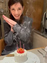 【 加藤あい 】　４３歳の誕生日迎え　「全てが当たり前ではないということを忘れずに　本当に感謝です」　ケーキと笑顔ショット
