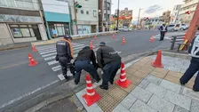 3歳ぐらいの子どもが乗用車にはねられ死亡　水戸市の繁華街　青信号の横断歩道を歩行中