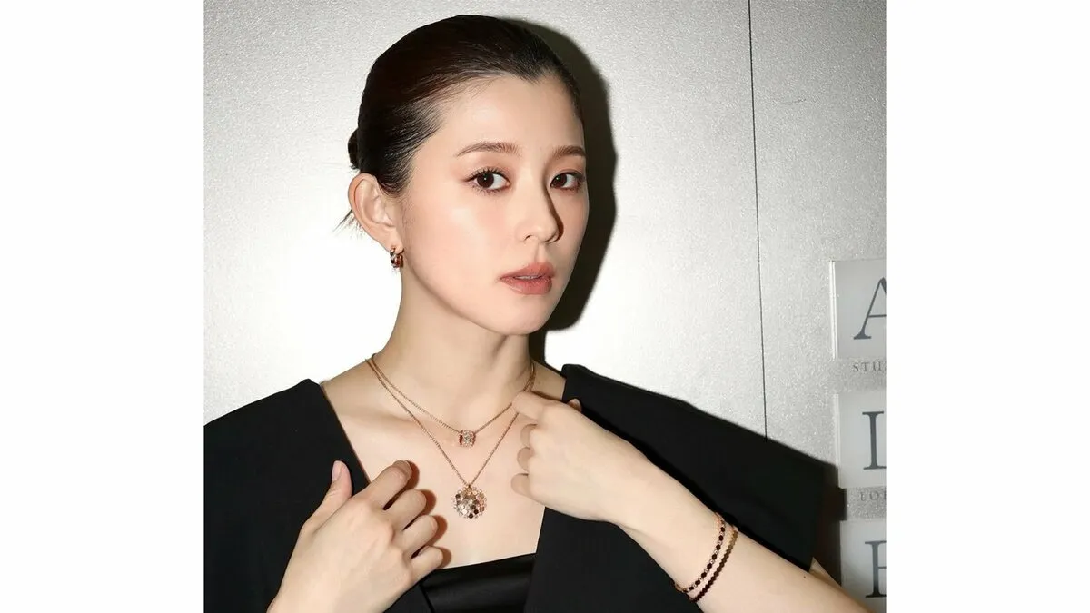 【 朝比奈彩 】　「とってもいい時間を過ごせているんじゃないかな」フォーマルショットで久しぶりの近況報告　洗練された黒ドレス姿に反響