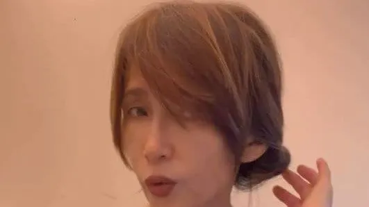 【工藤静香】「この留め方、めちゃくちゃ助かるのです！」便利な髪の留め方を披露
