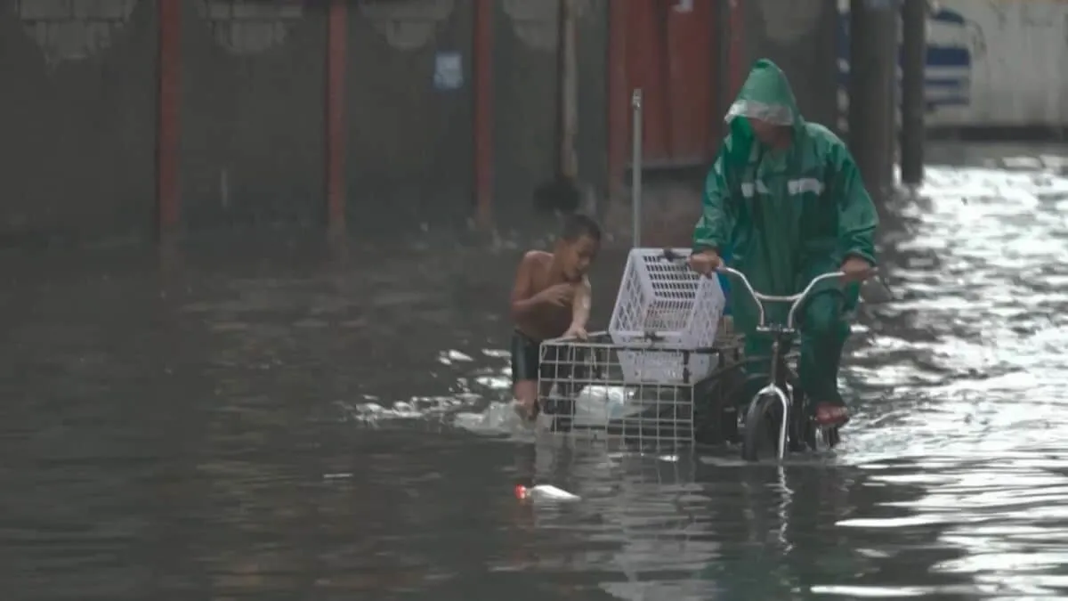 マニラ首都圏などフィリピン各地で台風6号およびモンスーンの影響による大雨・洪水　車で流された2人不明