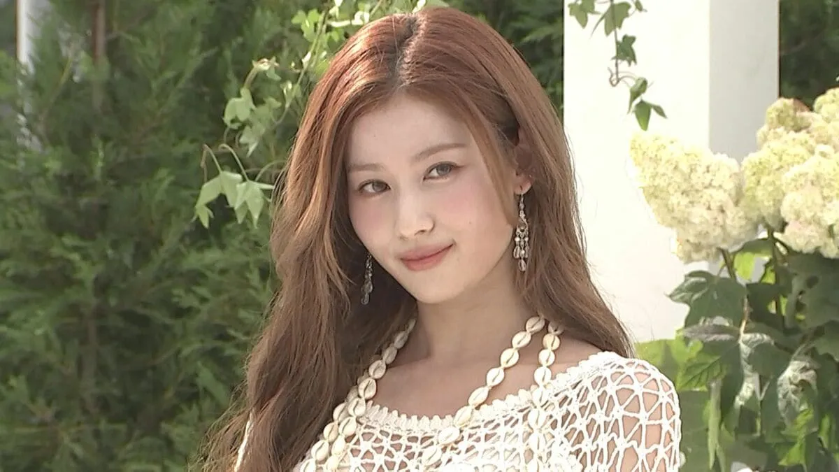 【 TWICE・SANA 】　「手編みのニットがポイント」　白のニットワンピで登場　行きたいリゾート地は「ハンプトンズ」