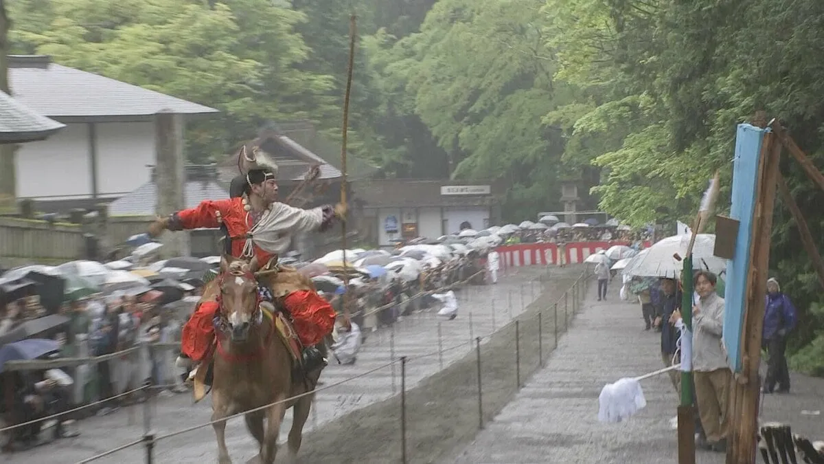 日光東照宮で恒例の流鏑馬　雨の中でも大勢の観客が詰めかけ歓声　春の例大祭1日目　栃木・日光市