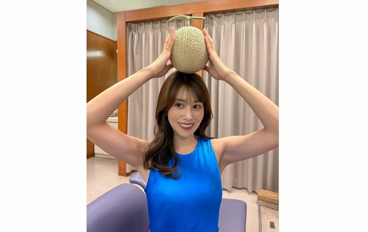 【 中川安奈 】 「甘くておいしくて　しあわせすぎたっ」　メロンを手に笑顔
