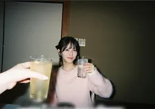 【 浜辺美波 】　親友とプチ旅行　プライベートショットを披露　「美味しいご飯をいただいて、カラオケしちゃって」「今度は何県に行こうか」