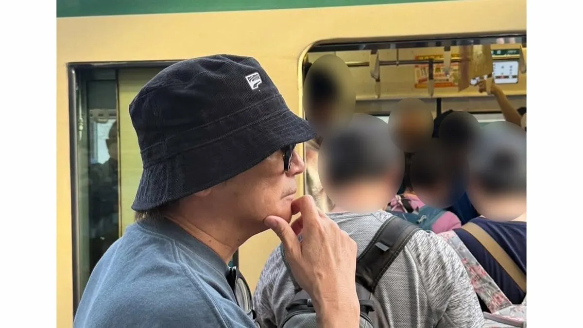 【 近藤真彦 】　「人生初 江ノ電　人の庭先を走っていくような景色でした。」　鎌倉満喫のオフショットを公開　「気付かれなかったかな？」「混んでる江ノ電に乗るって、めっちゃ勇気ある行動」　反響続々