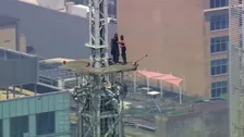 高さ440mビルの先端でプロポーズ？“平和”と書かれた旗掲げ…SNS発信の男女2人を逮捕　米ニューヨークのエンパイア・ステート・ビル