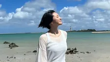 【 広末涼子 】　沖縄での “夏休み家族旅行” ショット公開　青空バックの姿にファン感銘「ビーチボーイズ思い出す」