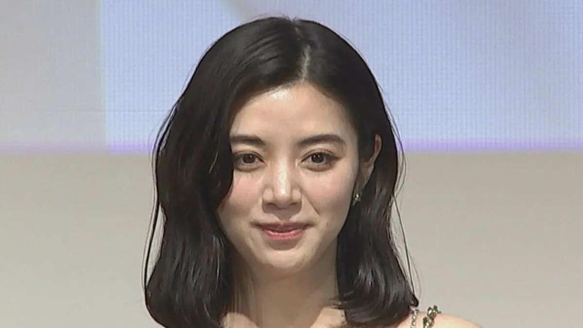 【 池田エライザ 】　阿達慶のピュアさ暴露　「好きな食べ物を聞いたら“お母さんのご飯です！”って」　高校に降臨し生徒の歓声止まず
