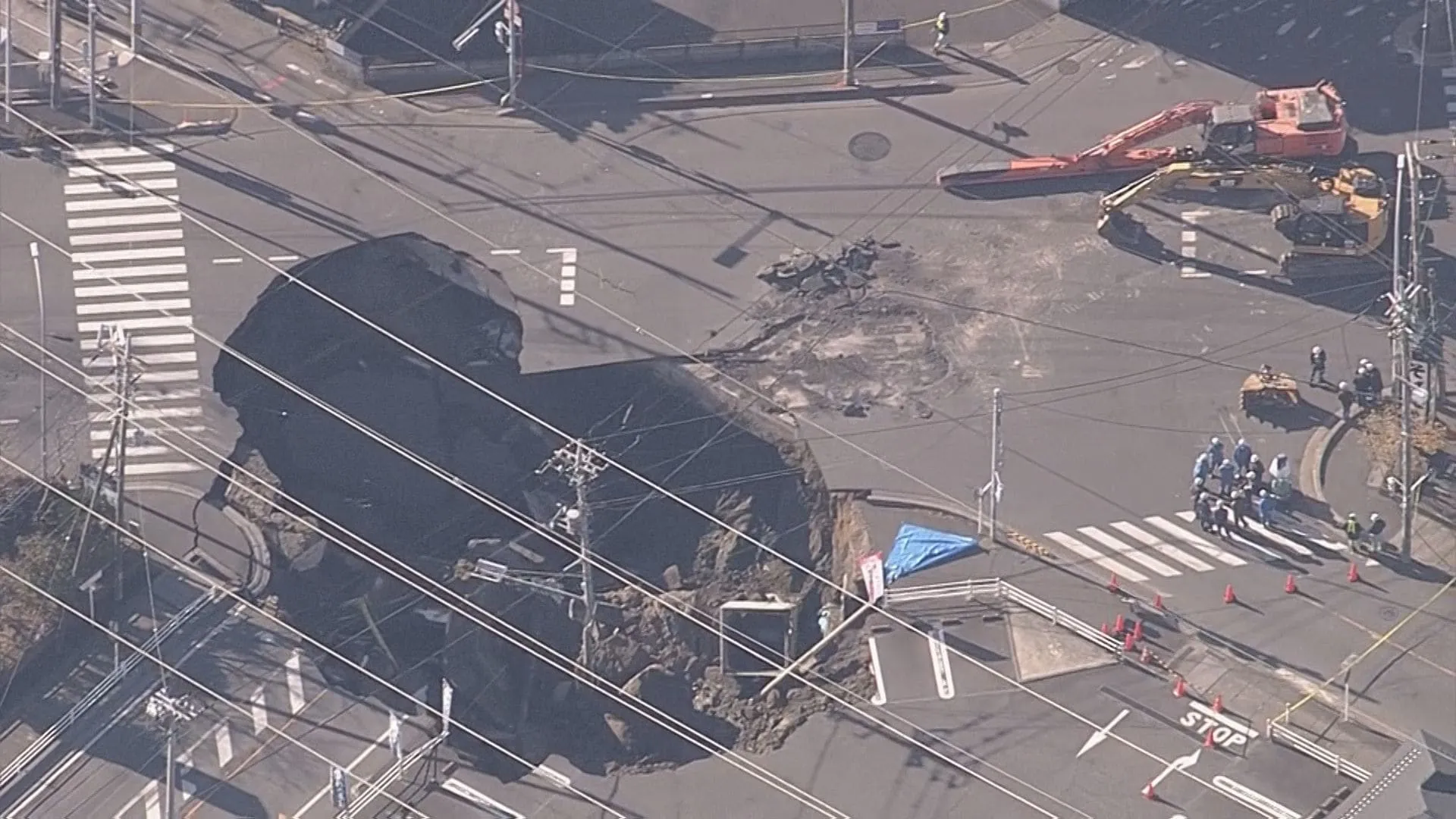 埼玉・八潮市の道路陥没でさらに陥没　2つの穴が大きな1つの穴に　転落した男性運転手の救助難航