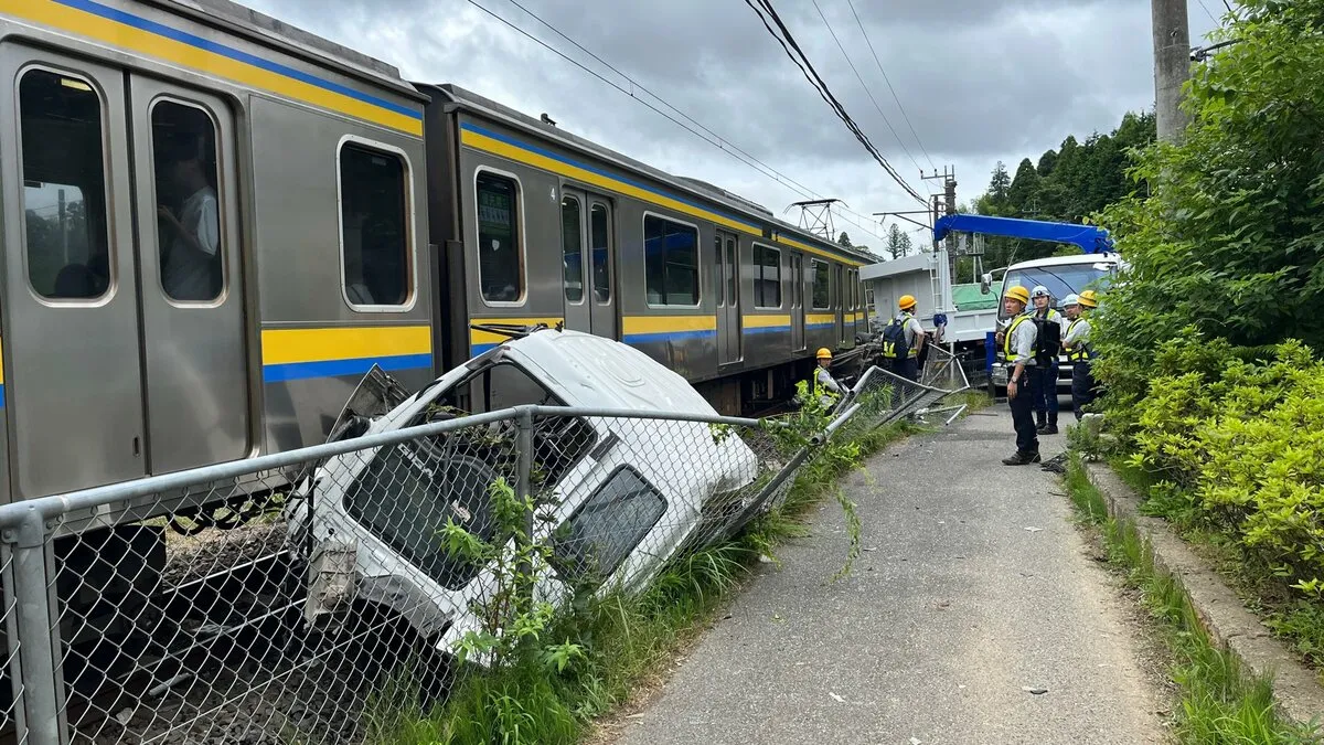 千葉・山武市の踏切でJR総武本線の電車とダンプカーが衝突　ダンプカー運転手の男性（40代）が重傷　運転再開は午後3時ごろの見込み