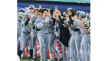 【阪神】執念の延長戦勝利 優勝Ⅿ8！高寺が11回 V弾2ラン 直前にセベリーノがドリス緊急降板 1死満塁のサヨナラ機を凌ぐ 決死の継投が実る 佐藤輝セ単独トップ36号2ラン