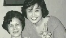 【小林幸子】母の命日にモノクロの思い出の写真を公開「お母さん、3姉妹を産んでくれてありがとう」