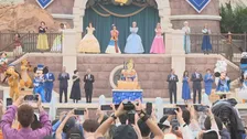上海ディズニー10周年　ディズニーキャラクターが特製ケーキでお祝い
