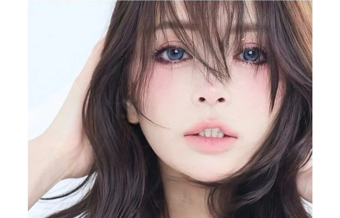 【 浜崎あゆみ 】　「セトリのバリエーションにパニックになり、とりあえずTシャツの裾を出したり入れたり」　アジアツアーへ向けての一コマを投稿