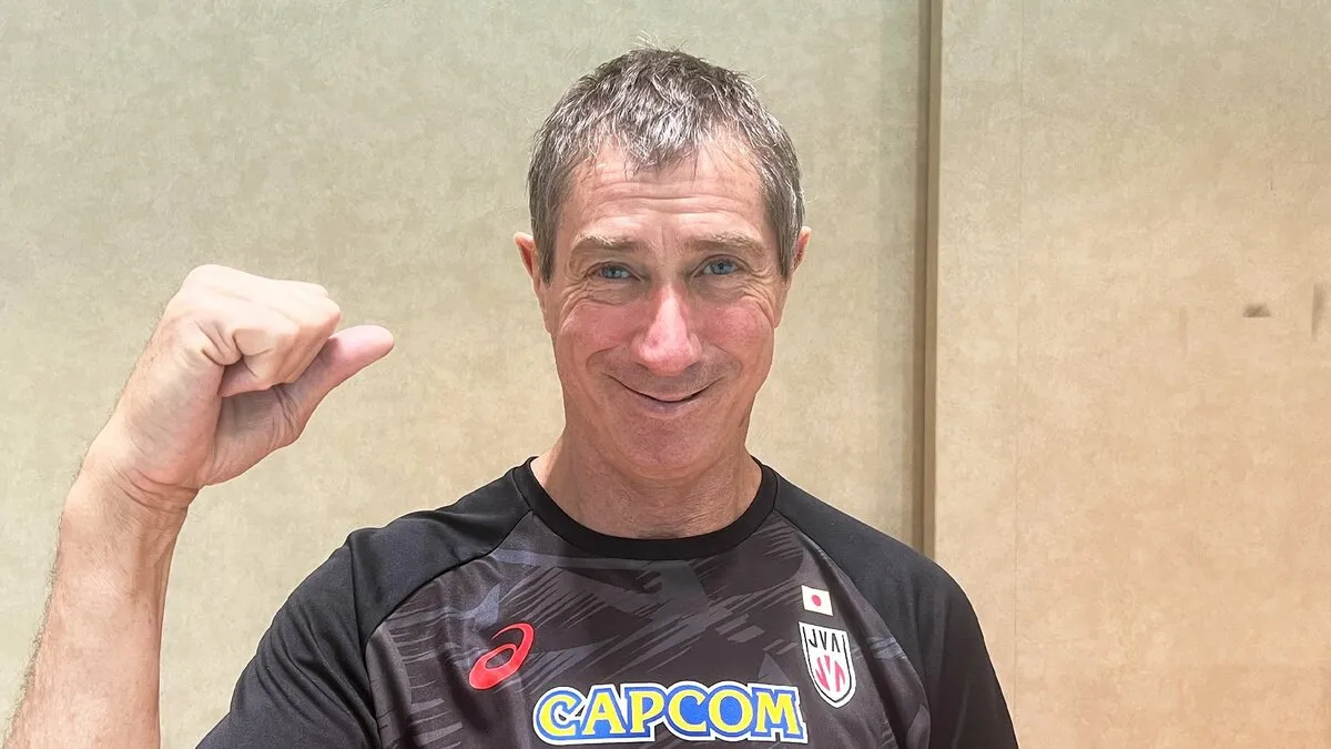 バレー男子日本代表、ロラン・ティリ新監督が合宿合流「とても興奮している」選手にチョコ配り和やかに