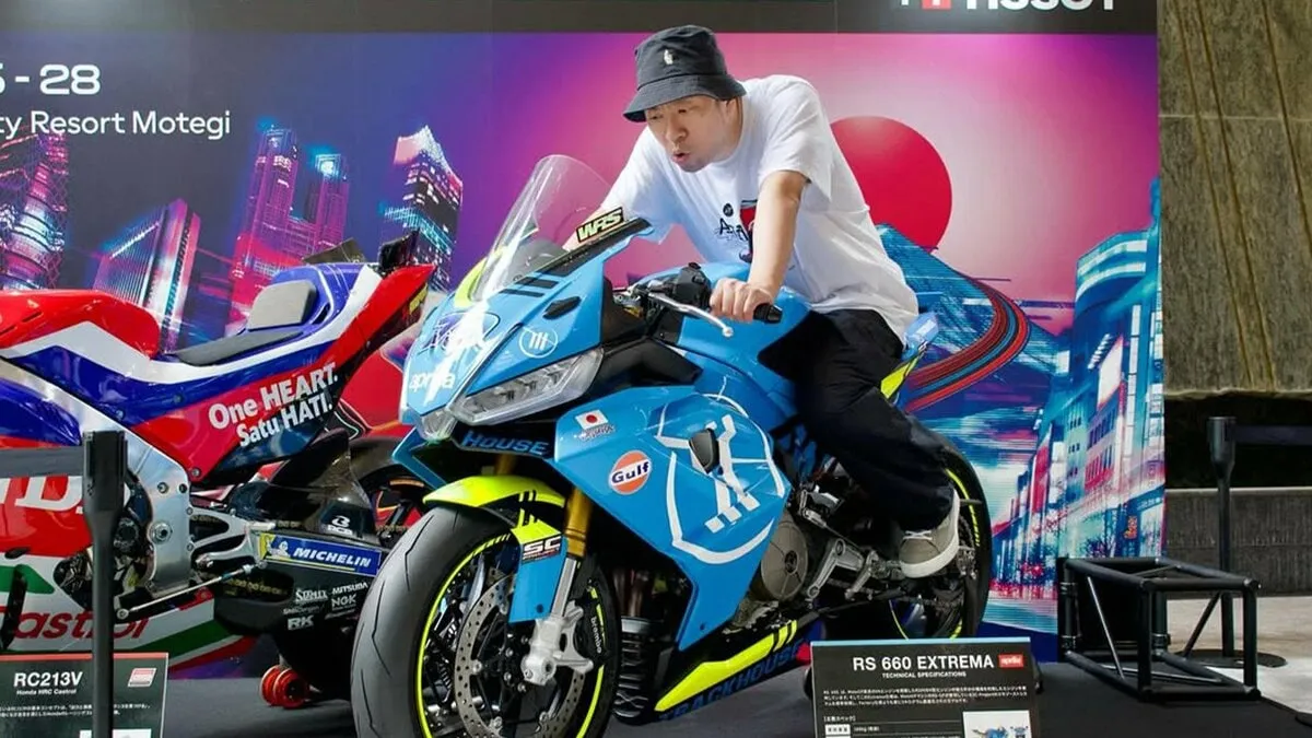 【 レイザーラモンRG 】 「特別に跨らせてもらいました♪」　銀座でMotoGP™マシンと対面　「トラックハウス・レーシングカラーのアプリリアの市販車『RS 600 Extreme』」