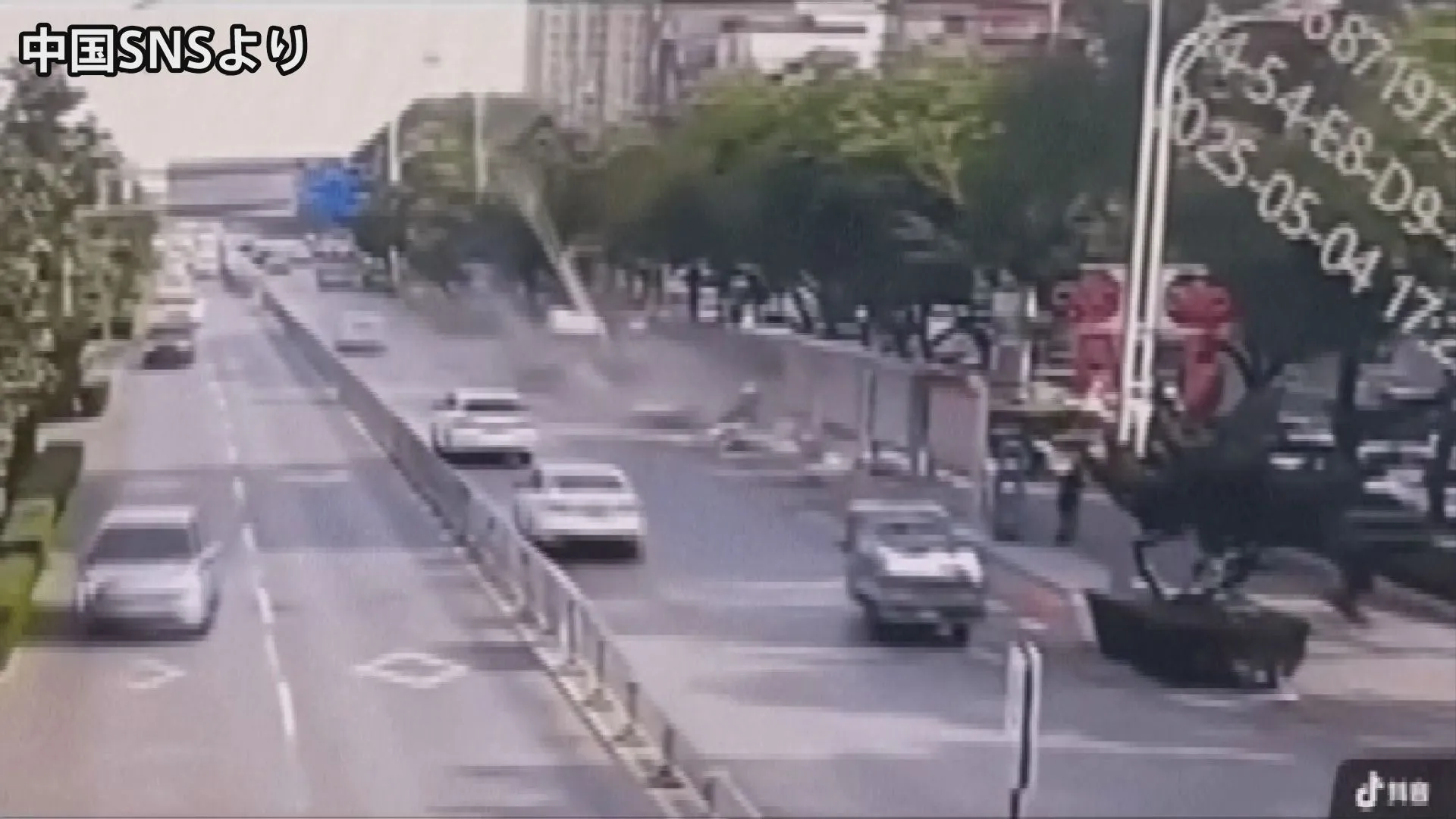 中国山東省　飲酒運転でバス停に車が突っ込む事故　6人死亡