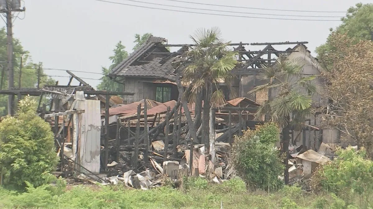 「離れが燃えている、母屋に燃え移りそうだ」家族4人暮らしの住宅など4棟焼ける火事　10代次女と連絡取れず　埼玉・加須市