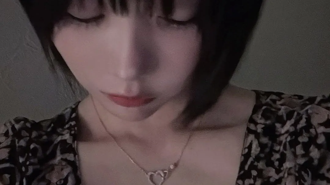 【 あの 】ファンからのプレゼント纏って「アリガトウ」　アンニュイな笑みで「騙されないように」
