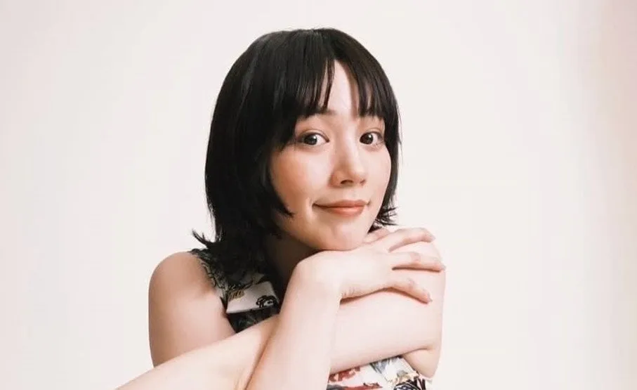 【 のん 】　「60'sなムードのメイク　下まつ毛ばさっとしてたのが好き。」　最新オフショットに反響