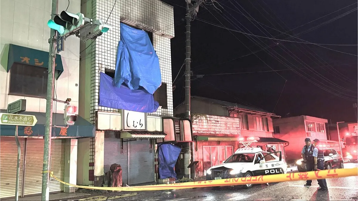 店舗兼住宅の4階建てビルで火事 1人が遺体で見つかり70代女性がけが 別の1人も救助活動中 埼玉・小川町