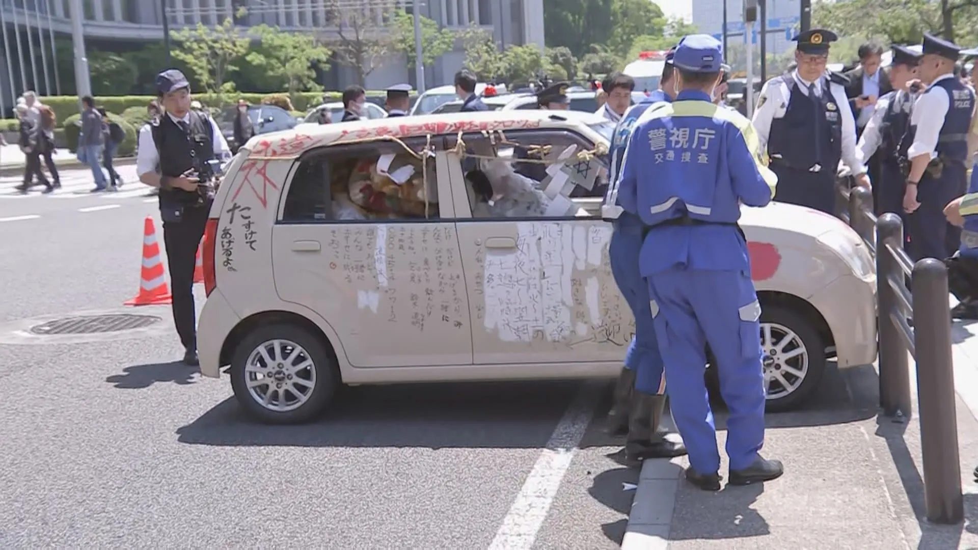 【速報】皇居・大手門手前のガードレールに軽自動車ぶつかる　50代男を現行犯逮捕　けが人はなし　警視庁