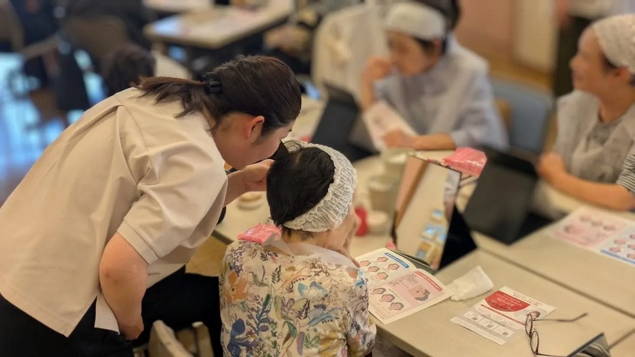 お化粧で高齢者の介護予防を
