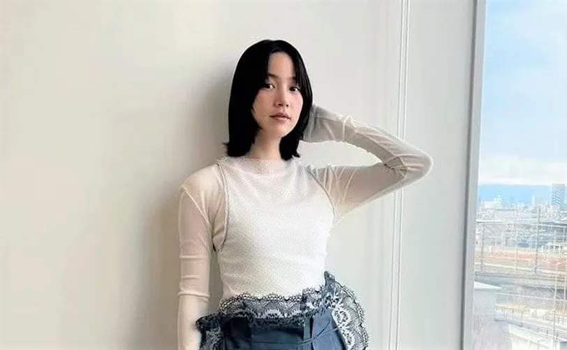 【 のん 】　「ちょっと前の #オフショット　スカートのレースと赤いブーツが素敵」