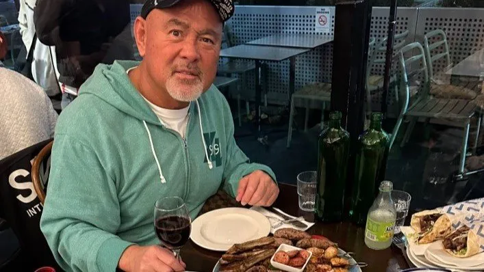 【武藤敬司】オーストラリアで “豪” 快に肉料理爆食　プロレスイベントにゲストとして招待