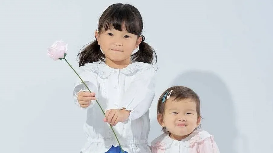 【ののちゃん】「母の日お花どうぞ」姉妹ショットに反響続々「可愛いくて優しい姉妹から、お花貰ったら泣いちゃいますね」「ののちゃん、ひ～ちゃん。お花もらったつもりでキュンキュン」の声