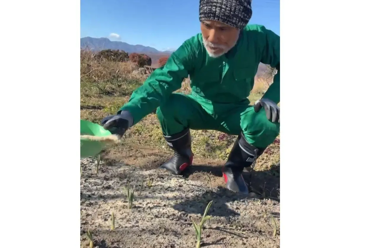 【片岡鶴太郎】　「植えたニンニクに米糠撒き」　農作業姿を公開　「収穫は未だ未だ先になりそうです」