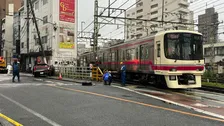【速報】東京・府中市の踏切で京王線特急列車と乗用車が衝突　乗用車の男女2人が軽傷　京王線一部区間で運転見合わせ　復旧の見込み立たず