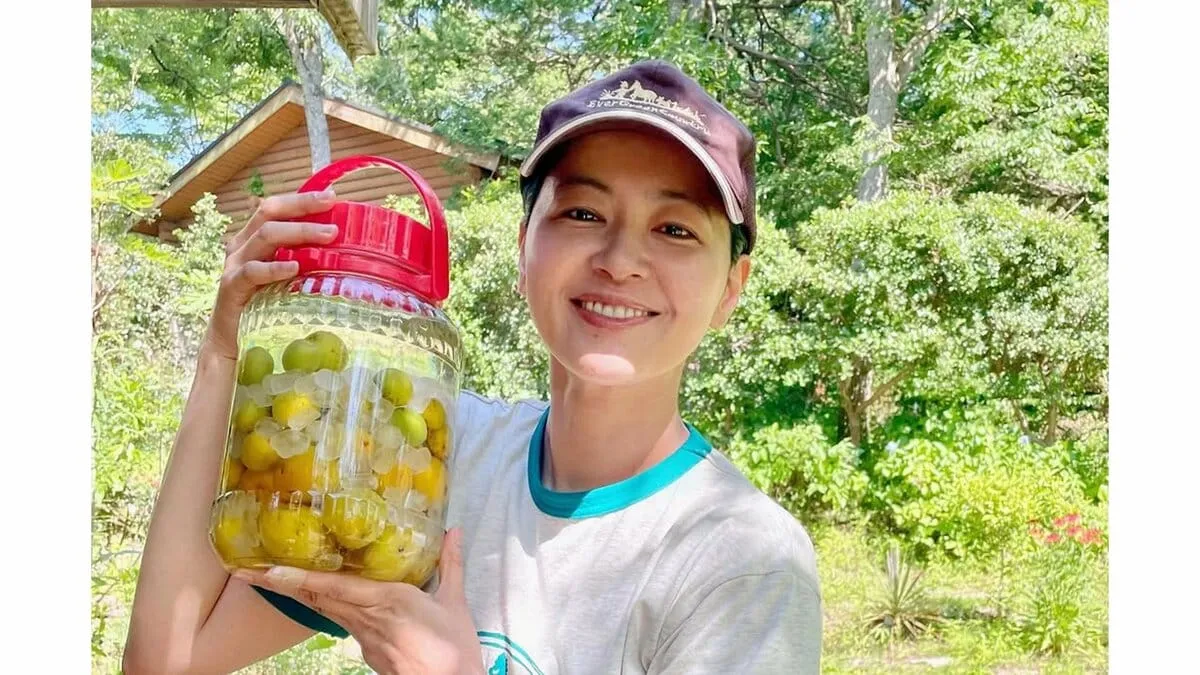【 黒谷友香 】　「初めて作ってみたけど、どうなることやら」　手作り梅酒に挑戦　自宅の庭で収穫