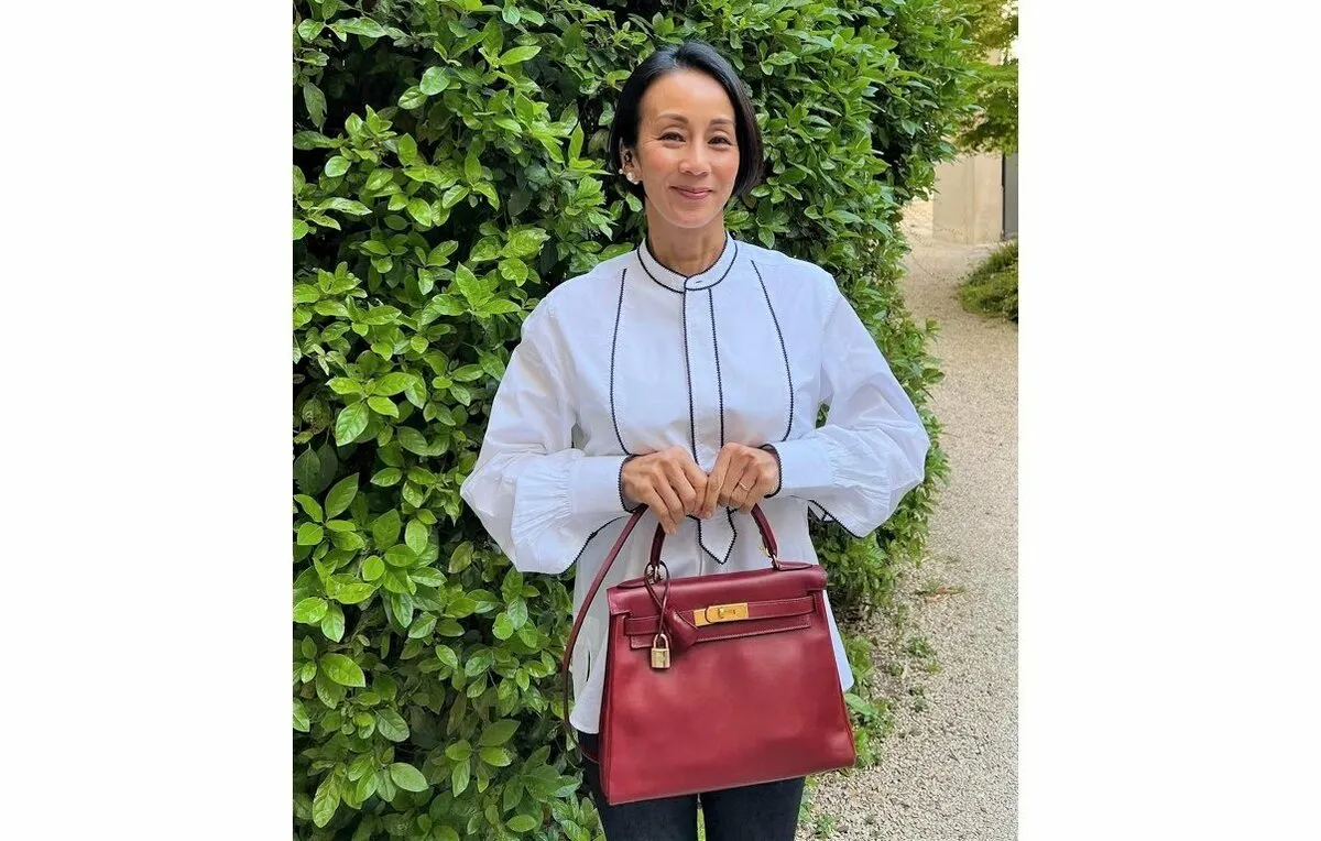 【 中村江里子 】　エルメスのバッグ「ケリー」を修理　「紐や鍵のカバー190€」「Maquillage 305€」「早速使っています」