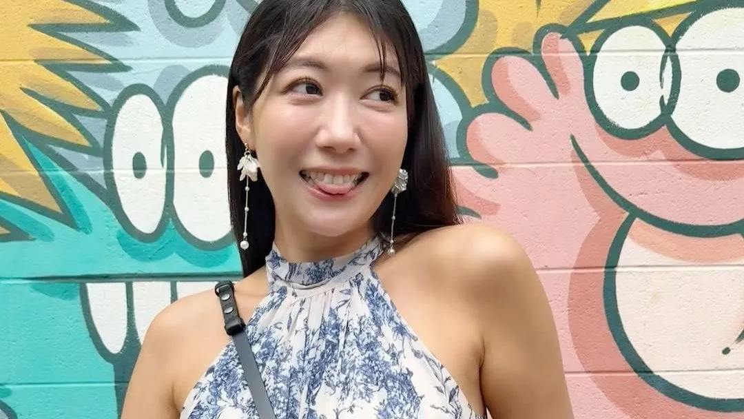 【 穂川果音 】オアフ島・アロハモンスターの壁で「そっくり変顔」　舌出しポーズにフォロワー沸き立つ「芸術性が高い」