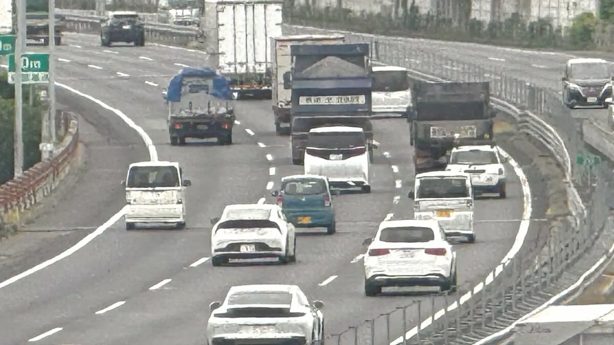 関越自動車道に横たわっていた公務員の男性（27）が後続車にはねられ死亡　近くにはエンジンのかかったままの乗用車　埼玉県警