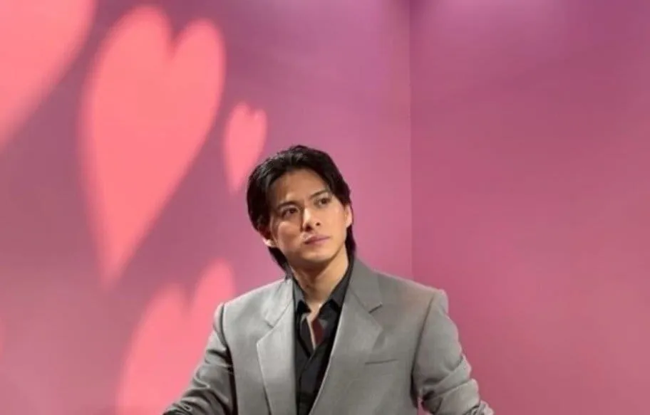 【 平野紫耀 】　ハートをバックにポーズ　「楽しい、可愛い、素敵がたくさん詰まった空間」　YSLビューティーイベントのオフショット公開　【 Number_i 】