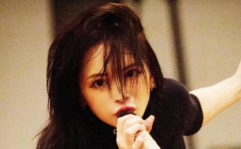 【 浜崎あゆみ 】 「少しだけ立ち止まって深呼吸　とかゆーてる場合では今はないと自分にハッパかけ　まずa-nationのリハ行く」　ＳＮＳに綴る