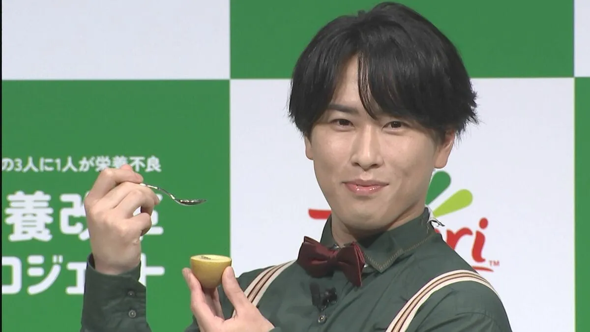 【 Snow Man・宮舘涼太 】　キウイブラザーズと念願の「お尻で会話」　ロイヤルなエプロン姿披露　「魅力に気づいちゃいました？」