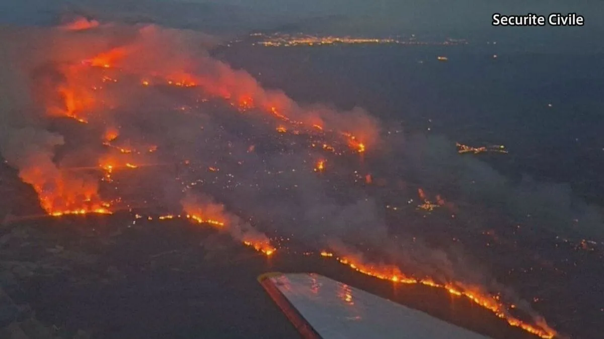 フランス南部で大規模な山火事　2日経過も鎮火せず　首相「前例ない規模の災害」